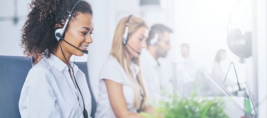 Trung tâm chăm sóc khách hàng (Call Center)