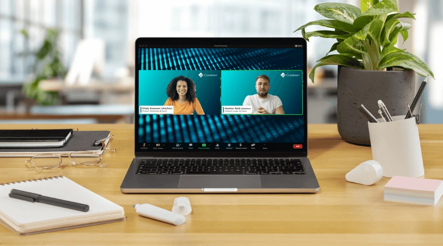 Giao diện Zoom Webinar hiển thị hai diễn giả thuyết trình trực tuyến trên màn hình laptop.